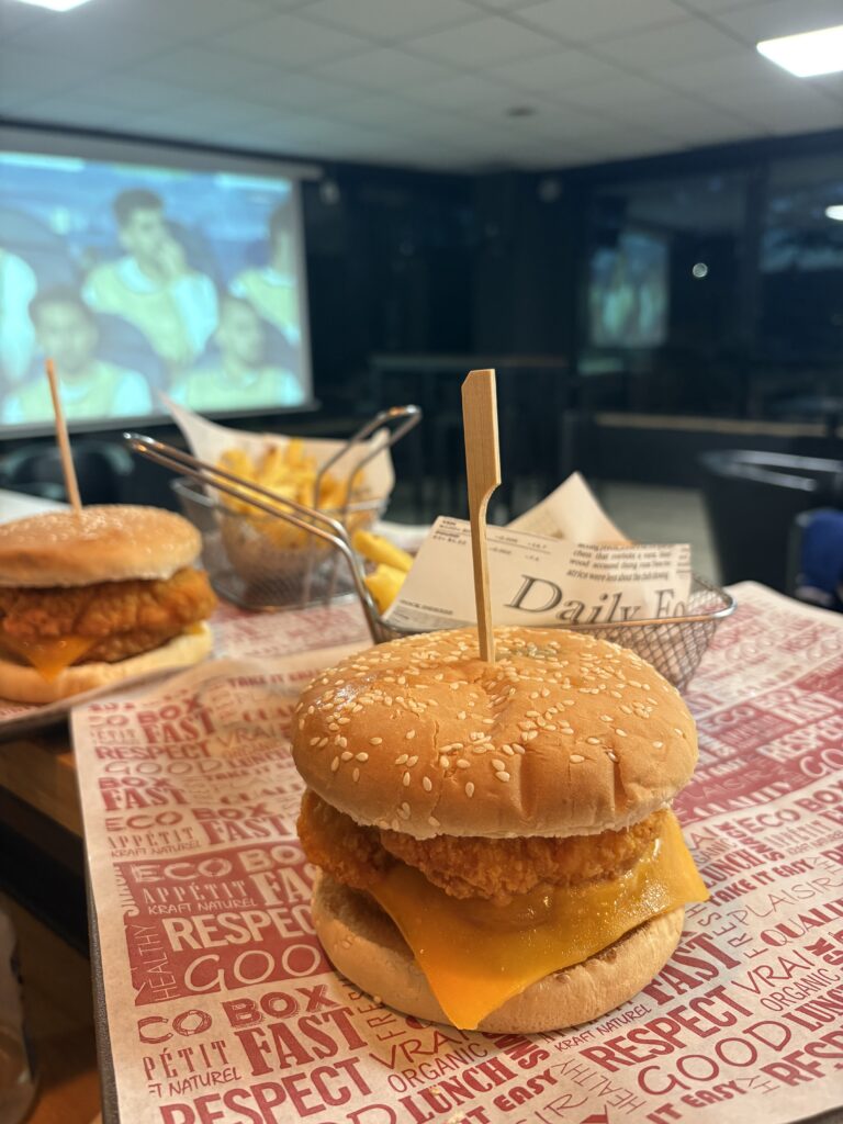 Burger du Club House face aux écrans de sport