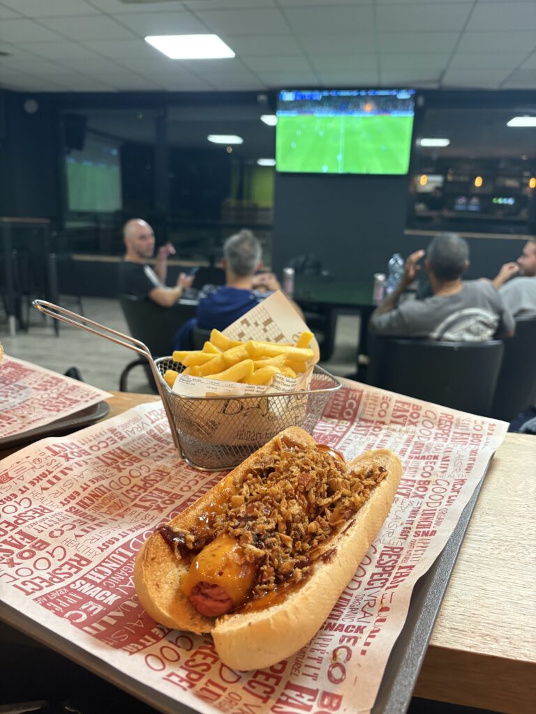 Hot dog et frites au Club House