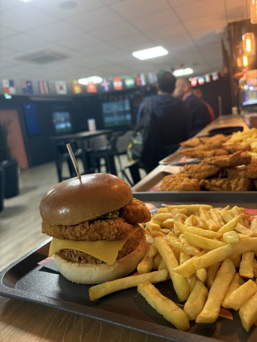 Burger maison et frites au Club House