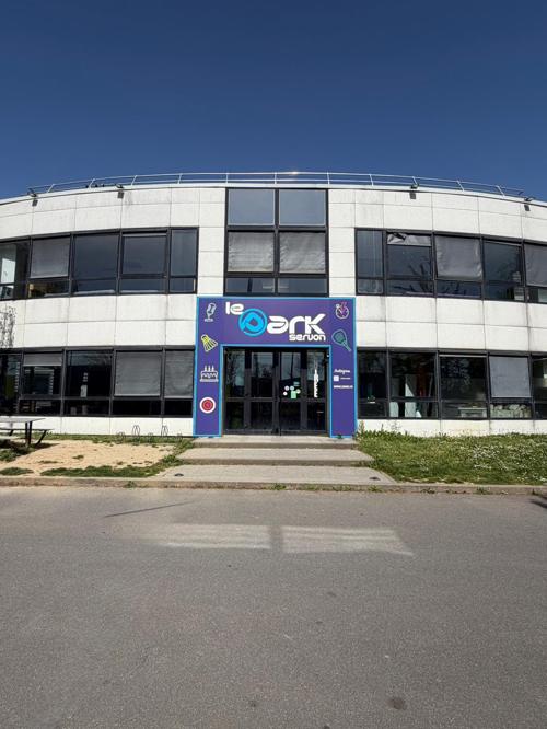 Façade du Park à Servon