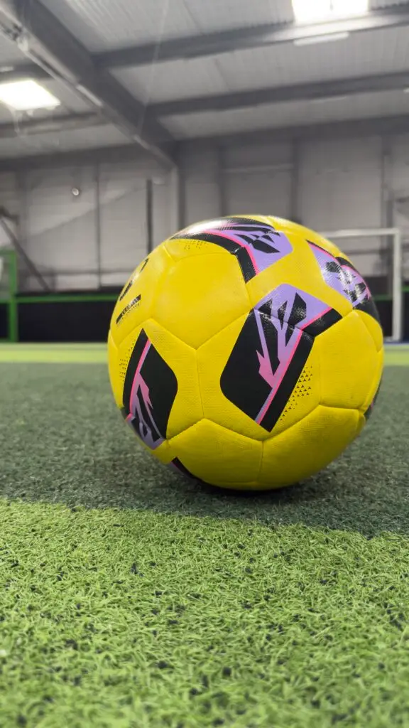 Ballon de foot à 5 au Park Servon