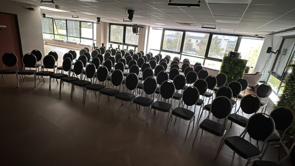 Salle de séminaire du Park Studio en configuration théâtre : rangées de chaises face à de grandes baies vitrées